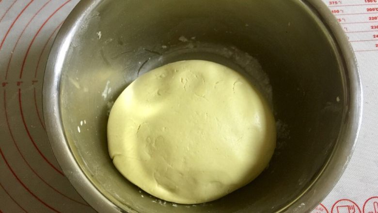 Q萌的栗子南瓜饼,和成光滑的南瓜糯米团,我这次用的南瓜颜色浅,所以糯米团颜色也浅,但是蒸过之后颜色会加深。