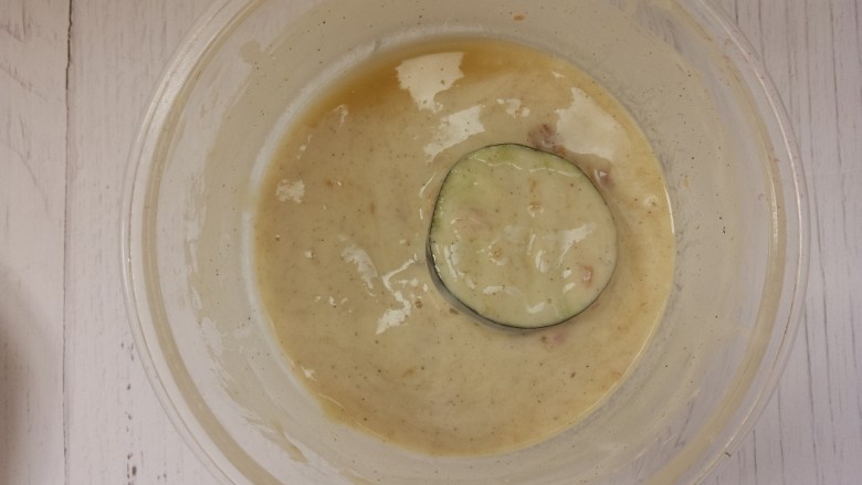 炸茄盒,把茄子片中间夹上肉馅,然后放面糊里沾上面糊