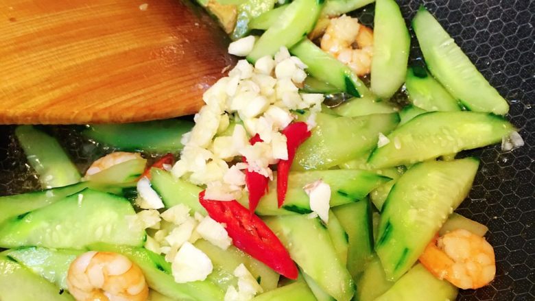 鲜虾仁炒黄瓜,放入<a style='color:red;display:inline-block;' href='/shicai/ 2795'>蒜头</a>、红椒翻炒片刻即可出锅。