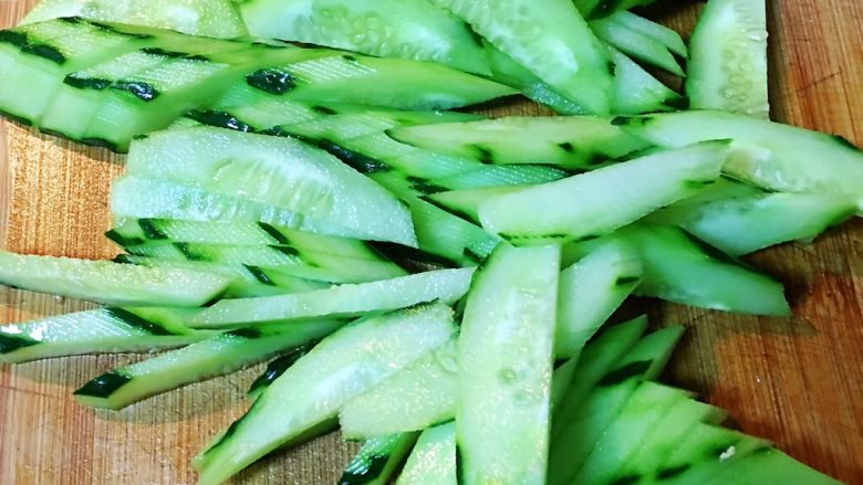 鲜虾仁炒黄瓜,<a style='color:red;display:inline-block;' href='/shicai/ 54'>黄瓜</a>洗净去皮切片。