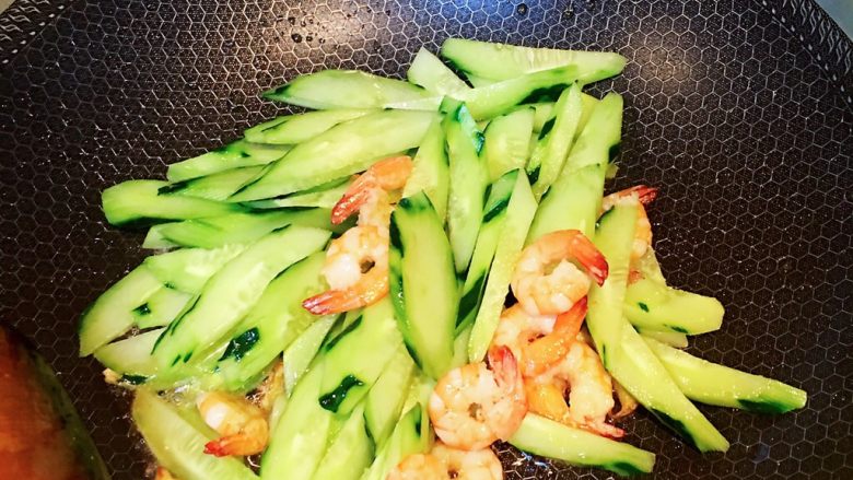 鲜虾仁炒黄瓜,倒入翻炒片刻。