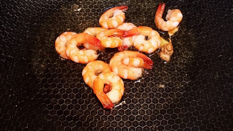 鲜虾仁炒黄瓜,鲜虾去虾线、头和外壳。热油，放入拔好壳的虾仁，姜片。