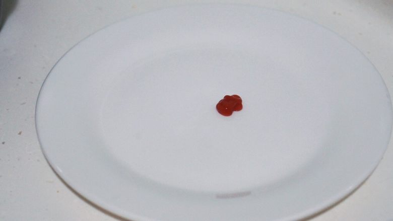 创意菜-香菇肉饼芝士袖珍汉堡,摆盘装饰,万能的番茄酱挤一点盘子中间