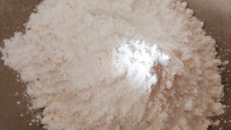 咸蛋黄土豆泥酥,所有粉类称重,放在容器里面