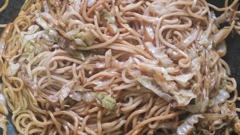 素蔬菜炒面,炒匀,加入1勺醋,盐和<a style='color:red;display:inline-block;' href='/shicai/ 847'>香油</a>,出锅,可香了