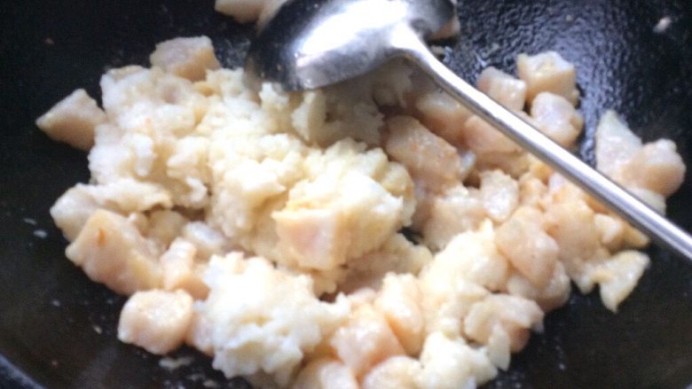 滑蛋炒鱼丁,加入山药碎,炒散