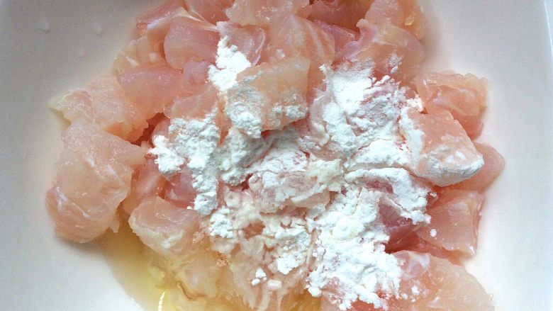 滑蛋炒鱼丁,打入一个蛋清,放入少许盐,干淀粉,