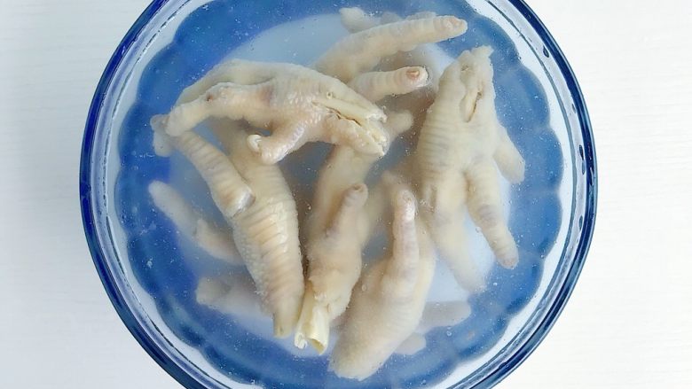 柠檬醋控鸡爪,煮好的鸡爪放进冰水里浸泡半小时