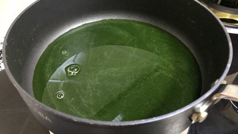 奶油菠菜汁意面,锅洗净,把菠菜汁倒进去