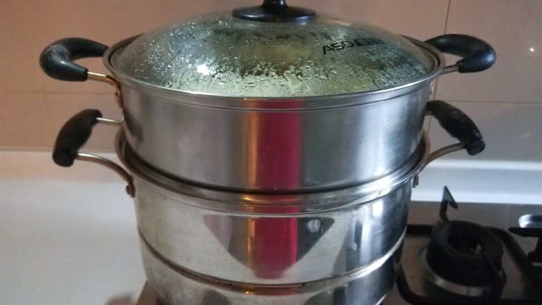 豆沙卷,开火蒸15分钟即可关火,5分钟后打开。