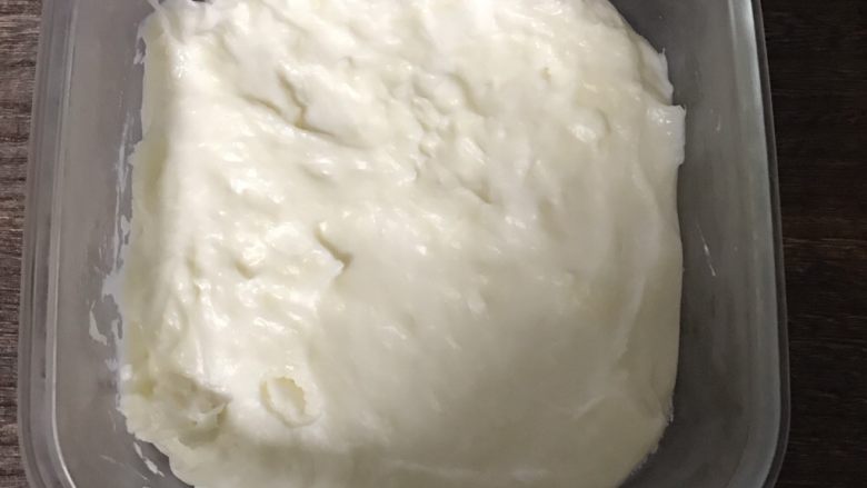 牛奶椰丝小方,4小时后取出保鲜盒,膏体已经凝固