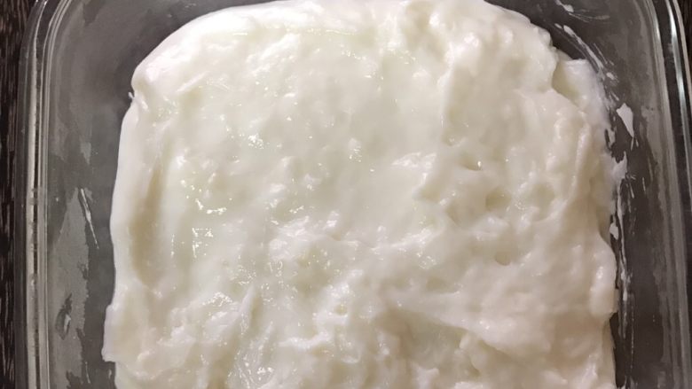 牛奶椰丝小方,当液体变得粘稠成糕状时迅速倒入保鲜盒,放凉后放入冰箱冷藏4小时以上