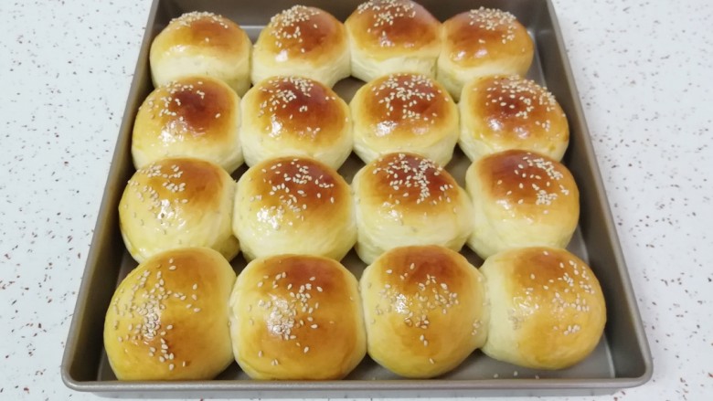 酸奶小餐包,小餐包出炉啦!胖乎乎的好可爱。
