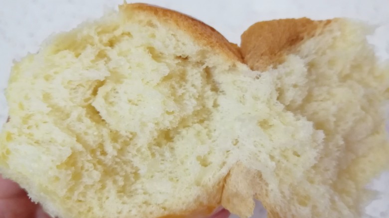 酸奶小餐包,掰开看看小餐包内部组织,松软好吃。