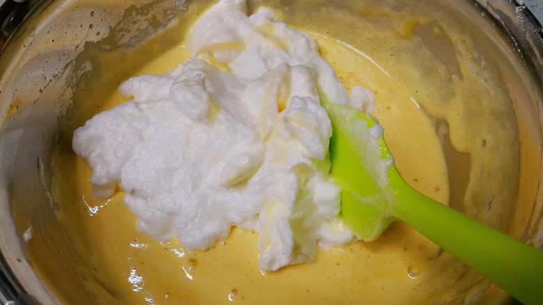 藜麦咕咕霍夫蛋糕(6寸),烤箱预热上下火145度。把蛋白霜分两次加入蛋黄糊,用刮刀翻拌均匀。