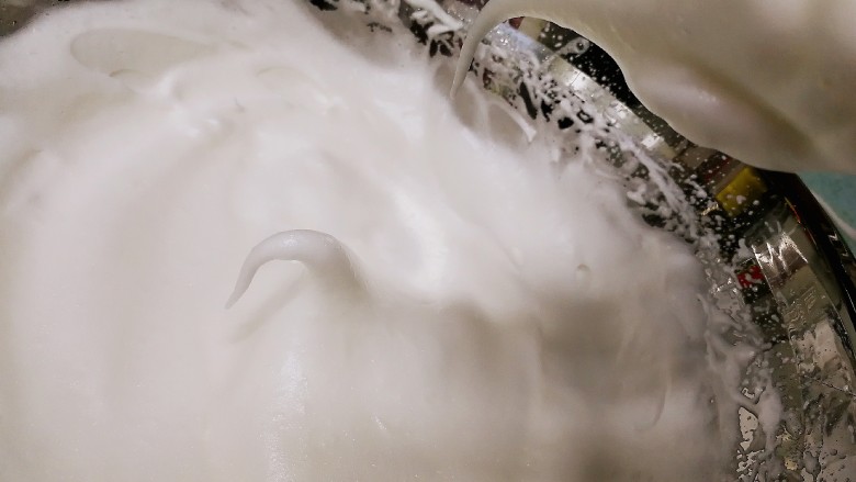 藜麦咕咕霍夫蛋糕(6寸),把余下的20克细砂糖倒入蛋白,用打蛋器全程低速打发至湿性发泡,拉起打蛋头蛋白霜有弯曲的大尾巴。
