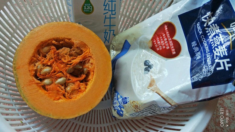 南瓜燕麦奶昔营养早餐,准备好南瓜,燕麦,牛奶