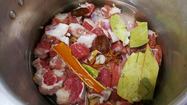 红萝卜焖牛腩,把牛腩和全部香料倒入高压锅,加清水没过牛腩,盖好盖子大火煮至喷汽,收小火再压煮30分钟。