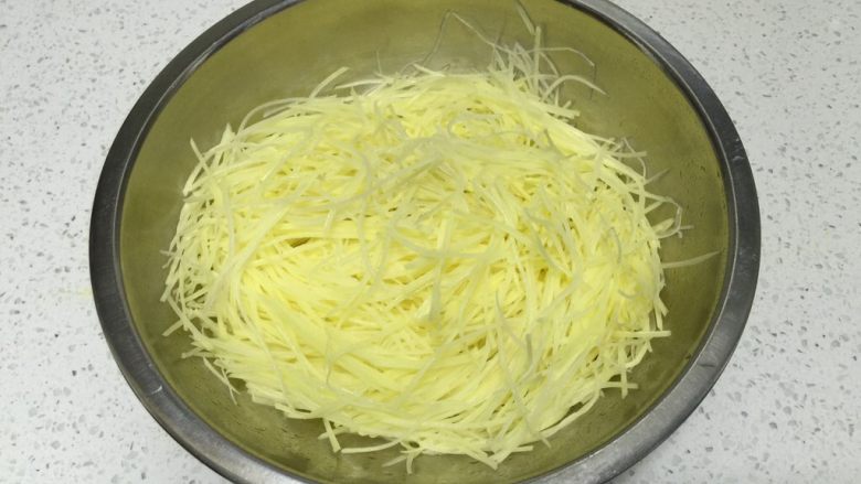 葱香土豆筋,<a style='color:red;display:inline-block;' href='/shicai/ 23'>土豆</a>擦细丝,用水把淀粉淘洗干净,把水控干