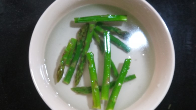 香煎培根芦笋卷,捞出迅速过一下凉水,凉透后捞出,沥干水分待用。