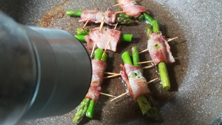 香煎培根芦笋卷,两面都煎至金黄色,至培根熟。用研磨器撒少许黑胡椒碎和一丢丢盐即可装盘。
