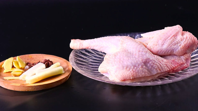 凉拌鸡块,准备食材及配料:鸡肉半只 姜片几片 花椒适量 八角1个 葱段3段 冰块适量 姜蒜泥适量 生抽10g 盐3g 香醋8g 香油几滴 藤椒油几滴 小米辣适量 鸡精2g 白糖5g 葱花适量