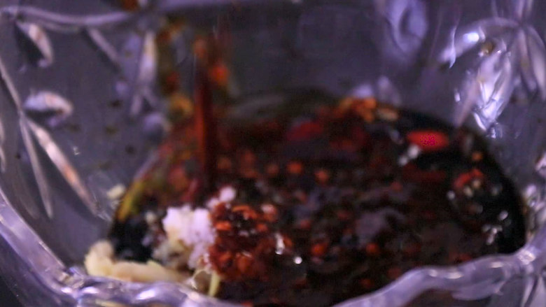 凉拌鸡块,趁鸡肉冷却的时间里我们可以开始开始调料汁,将姜蒜泥 小米椒 盐 生抽 香醋 香油 藤椒油 辣椒油 鸡精 白糖 葱花放入调料碗中搅拌均匀