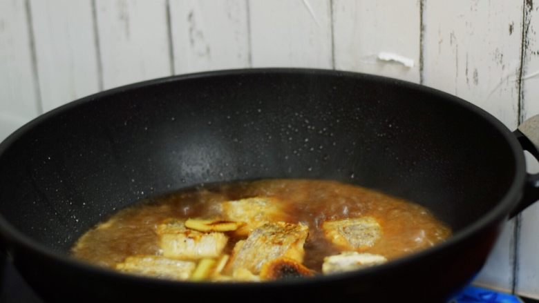 红烧带鱼,加入开水,没过食材即可