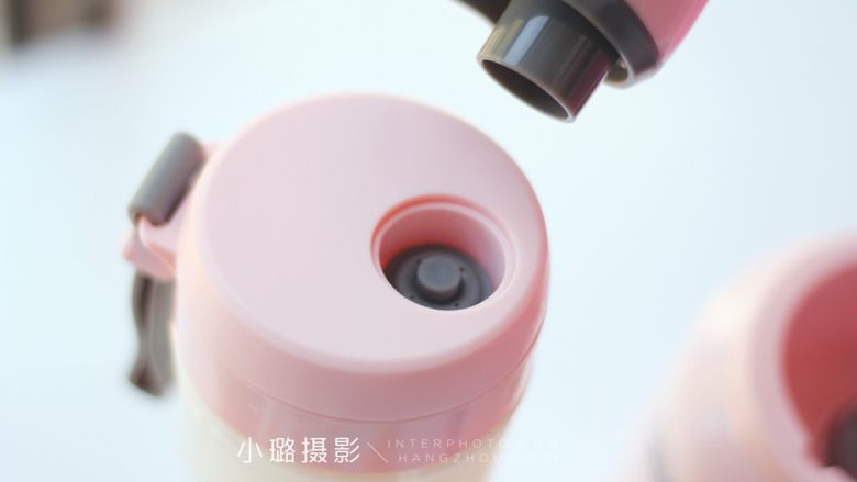 蓝莓思慕雪碗,打开搅拌杯顶部的真空阀,用真空头对准它