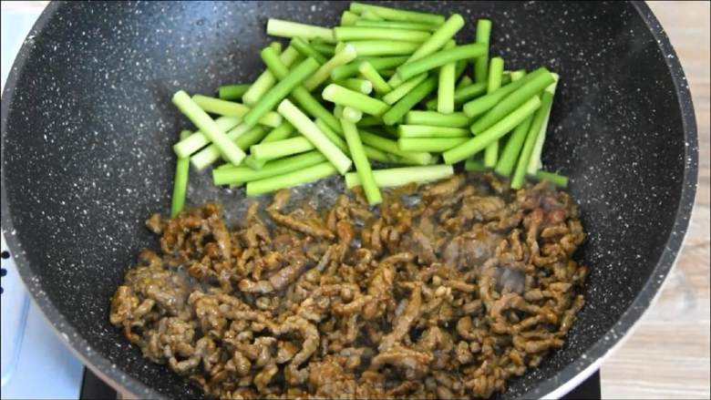 牛肉丝这样炒很嫩哦，不妨试试看,肉丝推至一边入蒜苔。