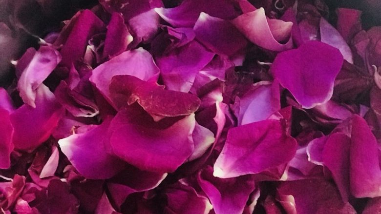 玫瑰花酱,500g🌹玫瑰花瓣倒入盆中,双手搓几下。