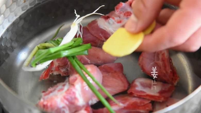 排骨玉米汤—话说没有汤怎么开饭?,排骨冷水下锅,加入葱结、姜片和料酒。