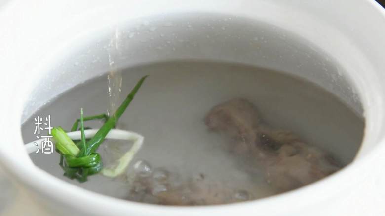 排骨玉米汤—话说没有汤怎么开饭?,倒入足量清水并加入料酒。