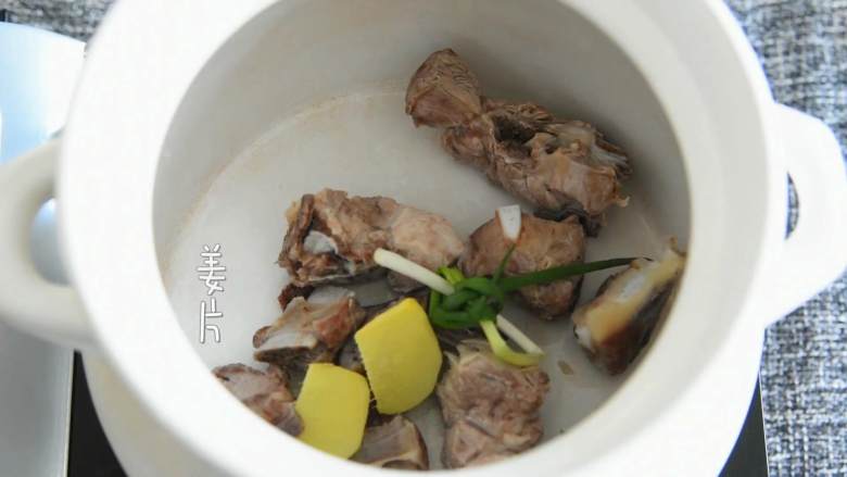 排骨玉米汤—话说没有汤怎么开饭?,和葱结、姜片一起放入砂锅。