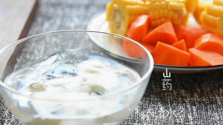 排骨玉米汤—话说没有汤怎么开饭?,胡萝卜、玉米、山药切块。
山药入清水备用。