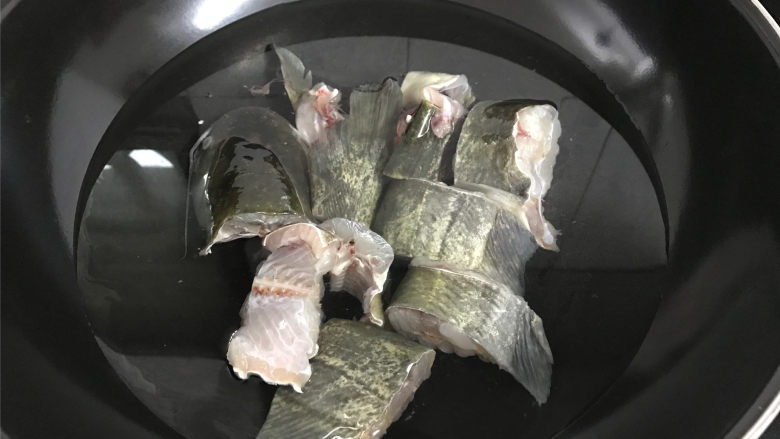 红烧鲶鱼,放入鲶鱼,一定要冷水入锅。