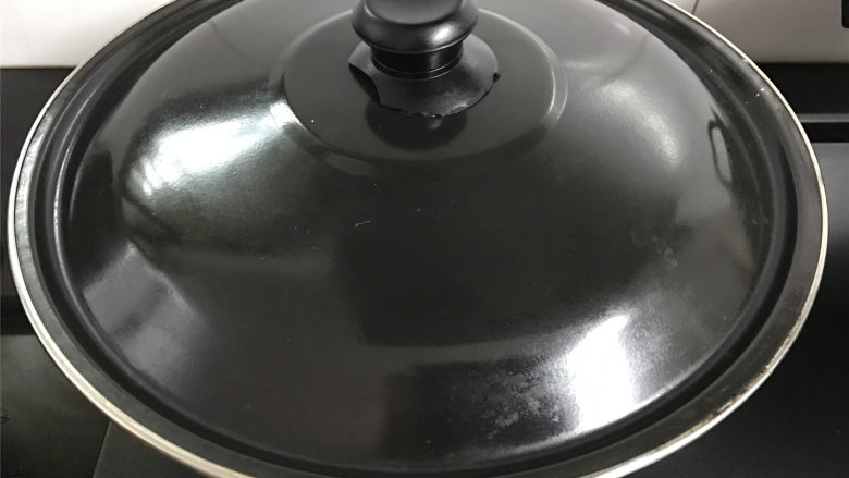 红烧鲶鱼,放入1勺食用油,(鲶鱼不能用油爆,煮的过程中再放油这样肉就软嫩)后大火转中小火。