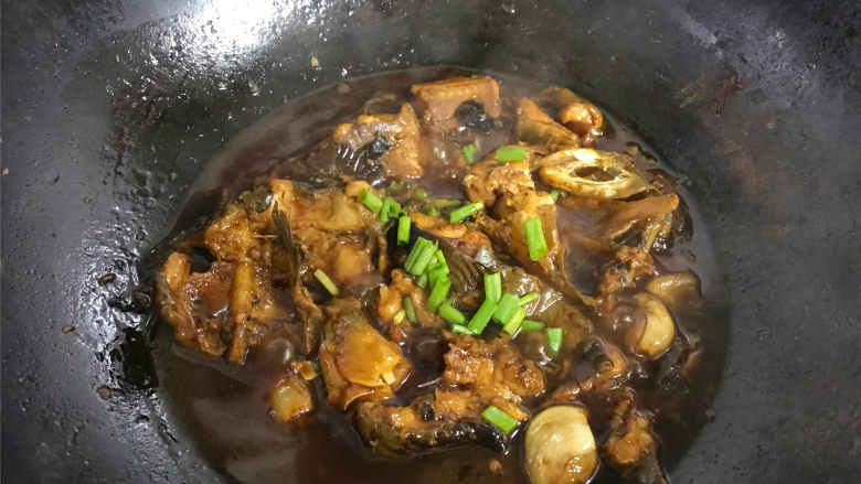 红烧鲶鱼,最后撒入葱花,即可熄火出锅。