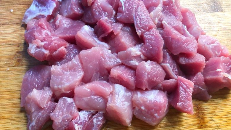 菠萝咕噜肉,里脊肉切块,不要切太薄