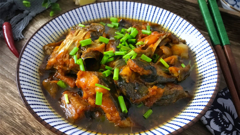 红烧鲶鱼,肉质细嫩,咸鲜入味,营养丰富的红烧鲶鱼可以开吃了。