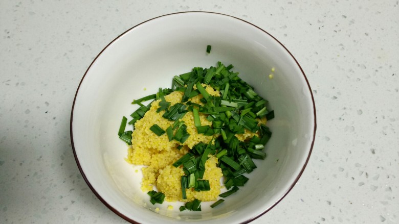 神奇小番茄,倒出水，加入切好的<a style='color:red;display:inline-block;' href='/shicai/ 116'>韭菜</a>碎。