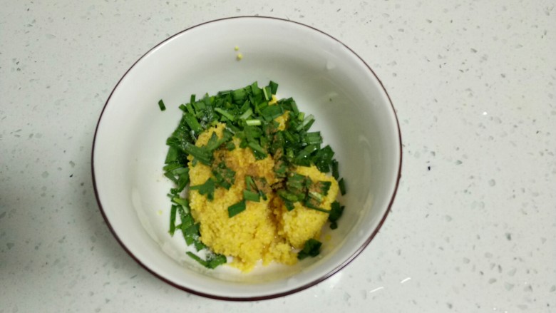 神奇小番茄,加入适量<a style='color:red;display:inline-block;' href='/shicai/ 829'>十三香</a>、盐、<a style='color:red;display:inline-block;' href='/shicai/ 756'>鸡精</a>、油。