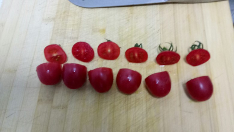 神奇小番茄,圣女果洗净1/4出切块。