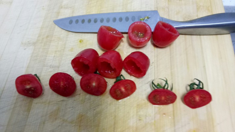 神奇小番茄,用小勺挖去里面的瓤。