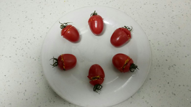 神奇小番茄,放进盘中。