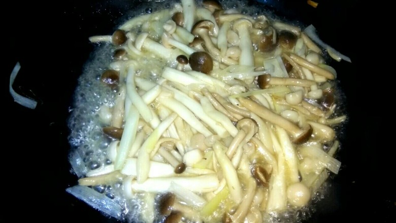 酱香杂菇,因为菌菇中含有大量水份,翻炒的过程中会出很多水,不用再加清水了