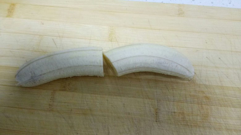 苦瓜酿香蕉,<a style='color:red;display:inline-block;' href='/shicai/ 610'>香蕉</a>去皮。