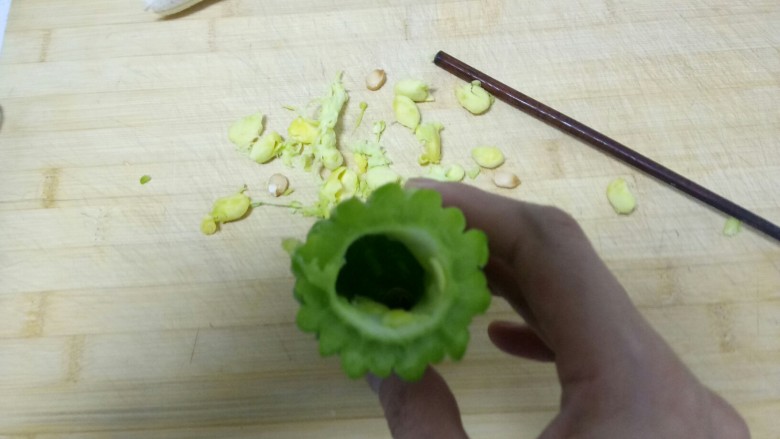 苦瓜酿香蕉,将苦瓜芯用筷子捣出。