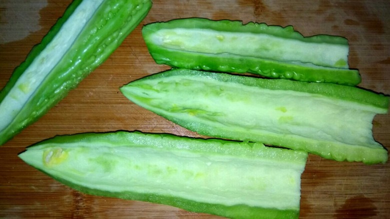 凉拌苦瓜,<a style='color:red;display:inline-block;' href='/shicai/ 55'>苦瓜</a>去瓤