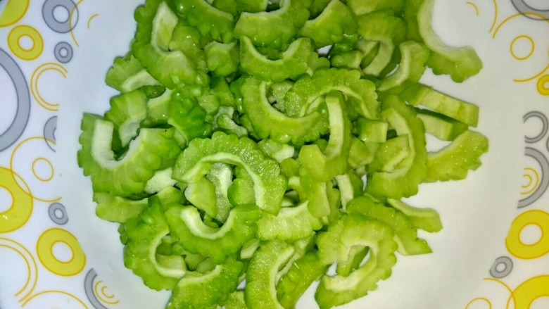 凉拌苦瓜,切小薄片